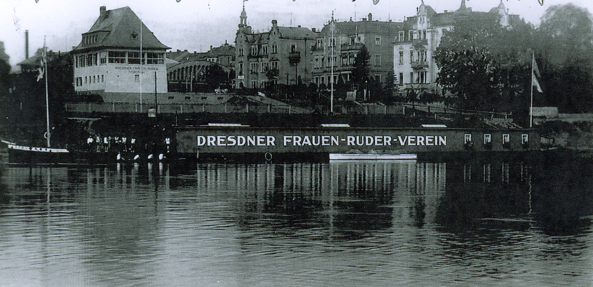 1930: Neues Klubhaus und bisheriges Bootshaus auf einer umgebauten Elbzille als Bootslager bis 1934